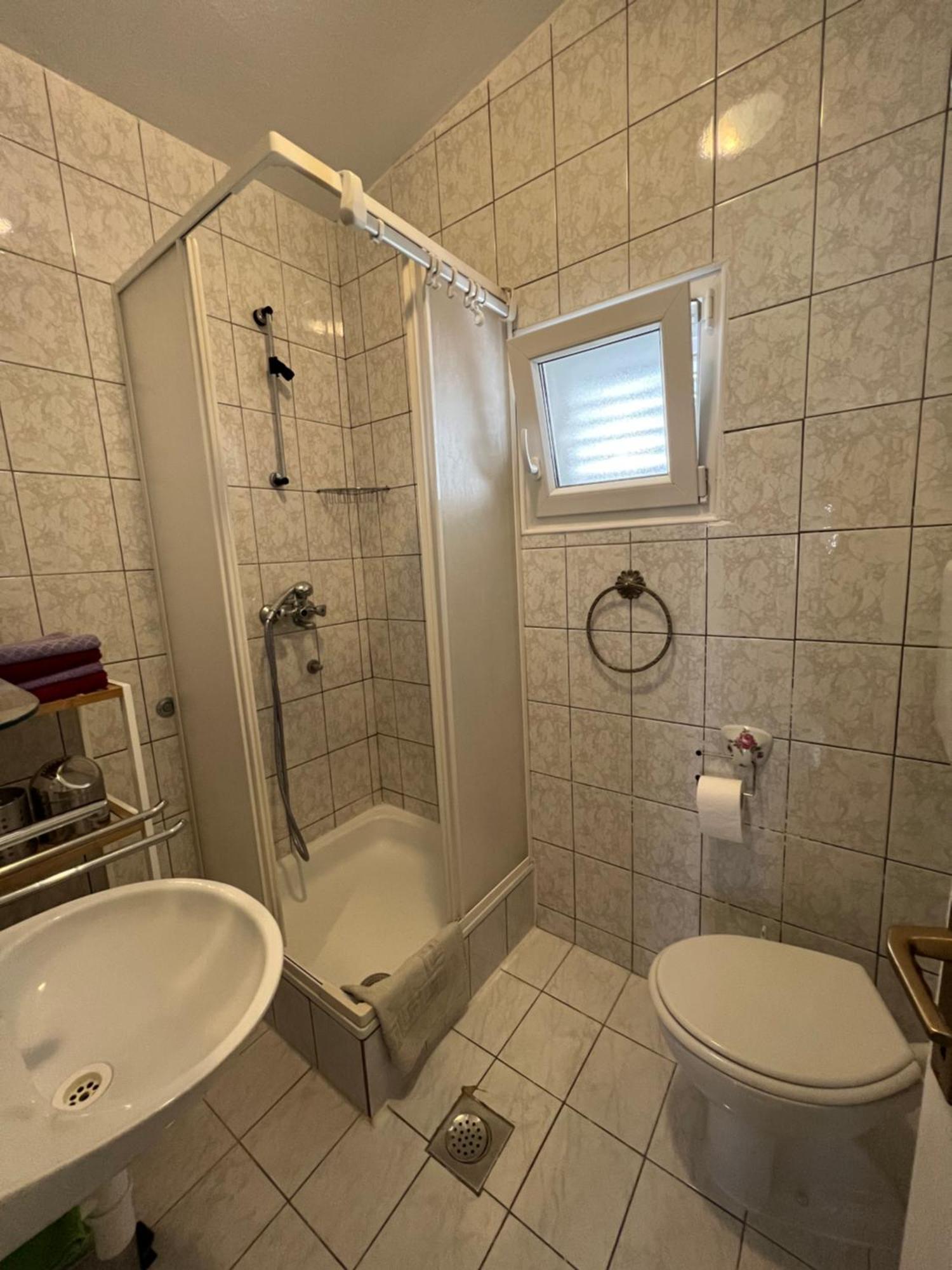 Emko Apartmens Vir